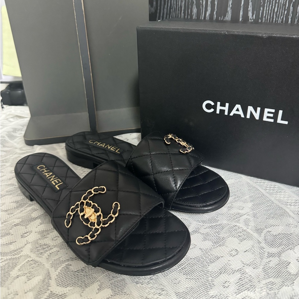 Chanel women's Slippers